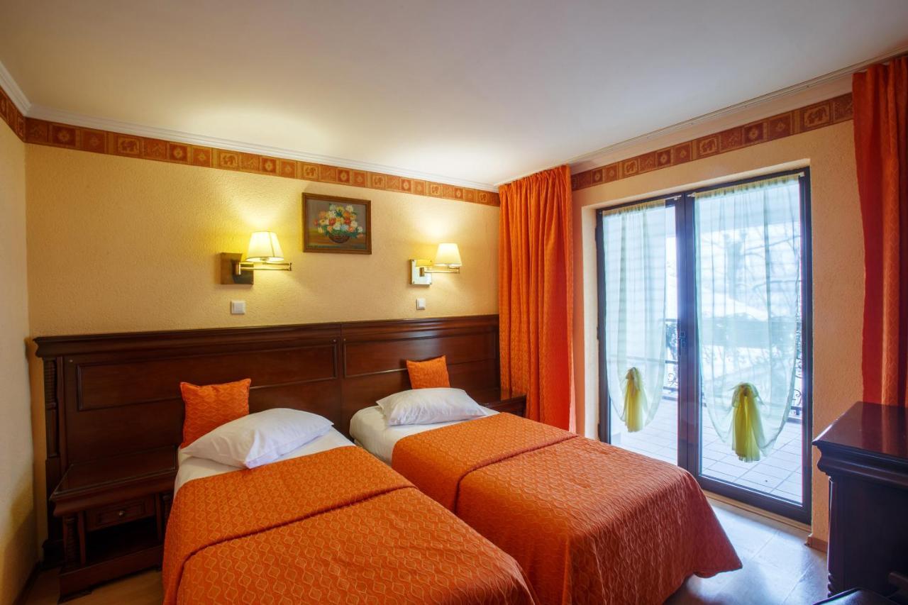 Domeniul Dracula Danes Hotell Exteriör bild