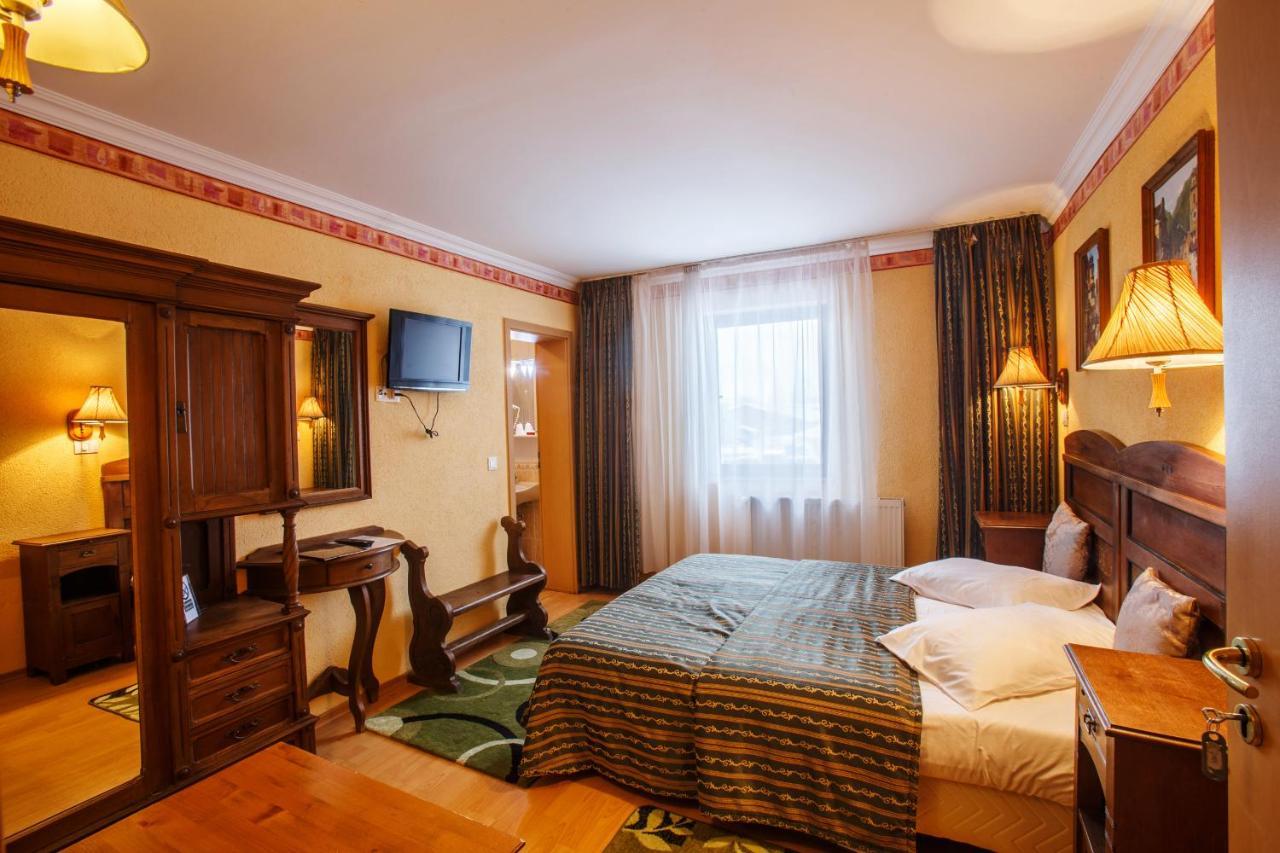 Domeniul Dracula Danes Hotell Exteriör bild