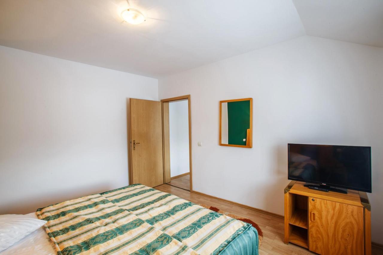 Domeniul Dracula Danes Hotell Exteriör bild