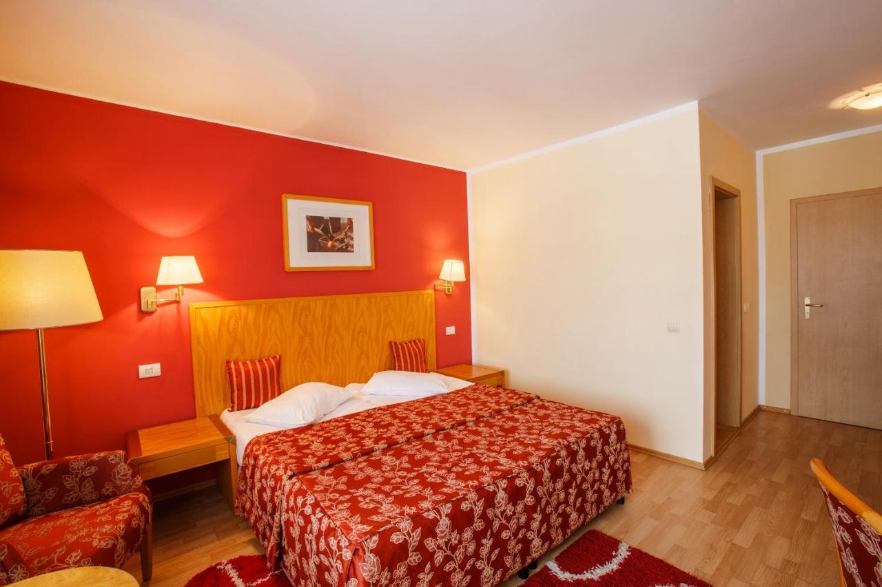 Domeniul Dracula Danes Hotell Exteriör bild