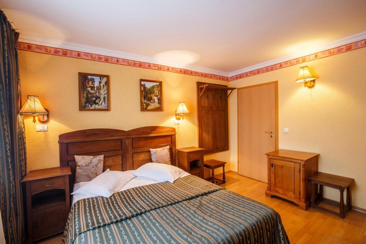 Domeniul Dracula Danes Hotell Exteriör bild