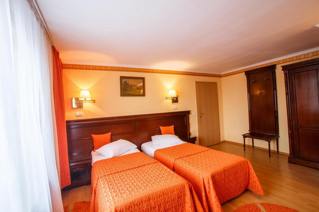 Domeniul Dracula Danes Hotell Exteriör bild