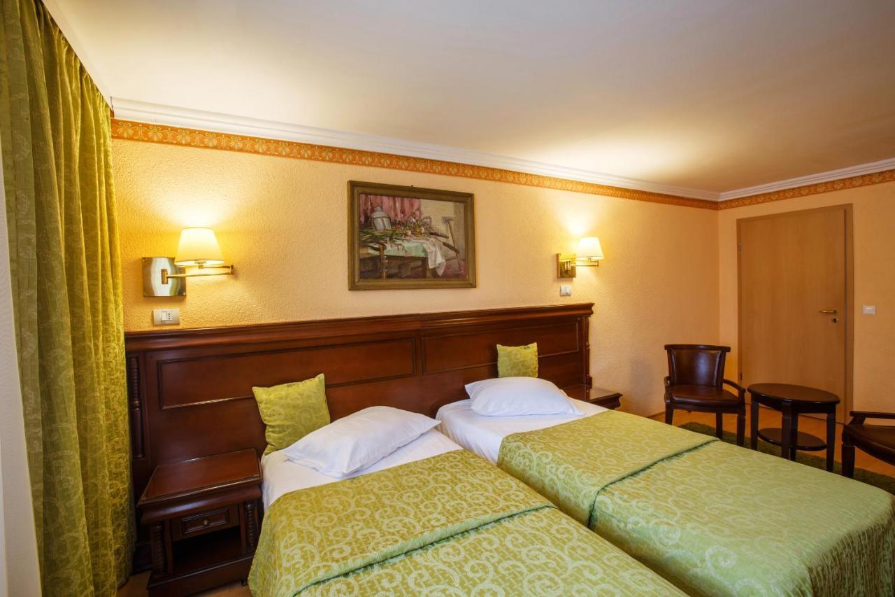 Domeniul Dracula Danes Hotell Exteriör bild