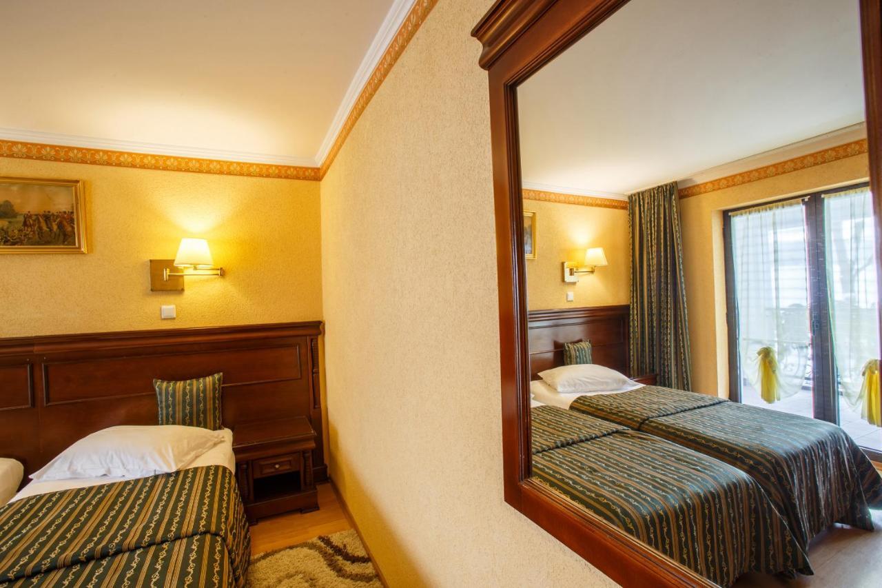 Domeniul Dracula Danes Hotell Exteriör bild