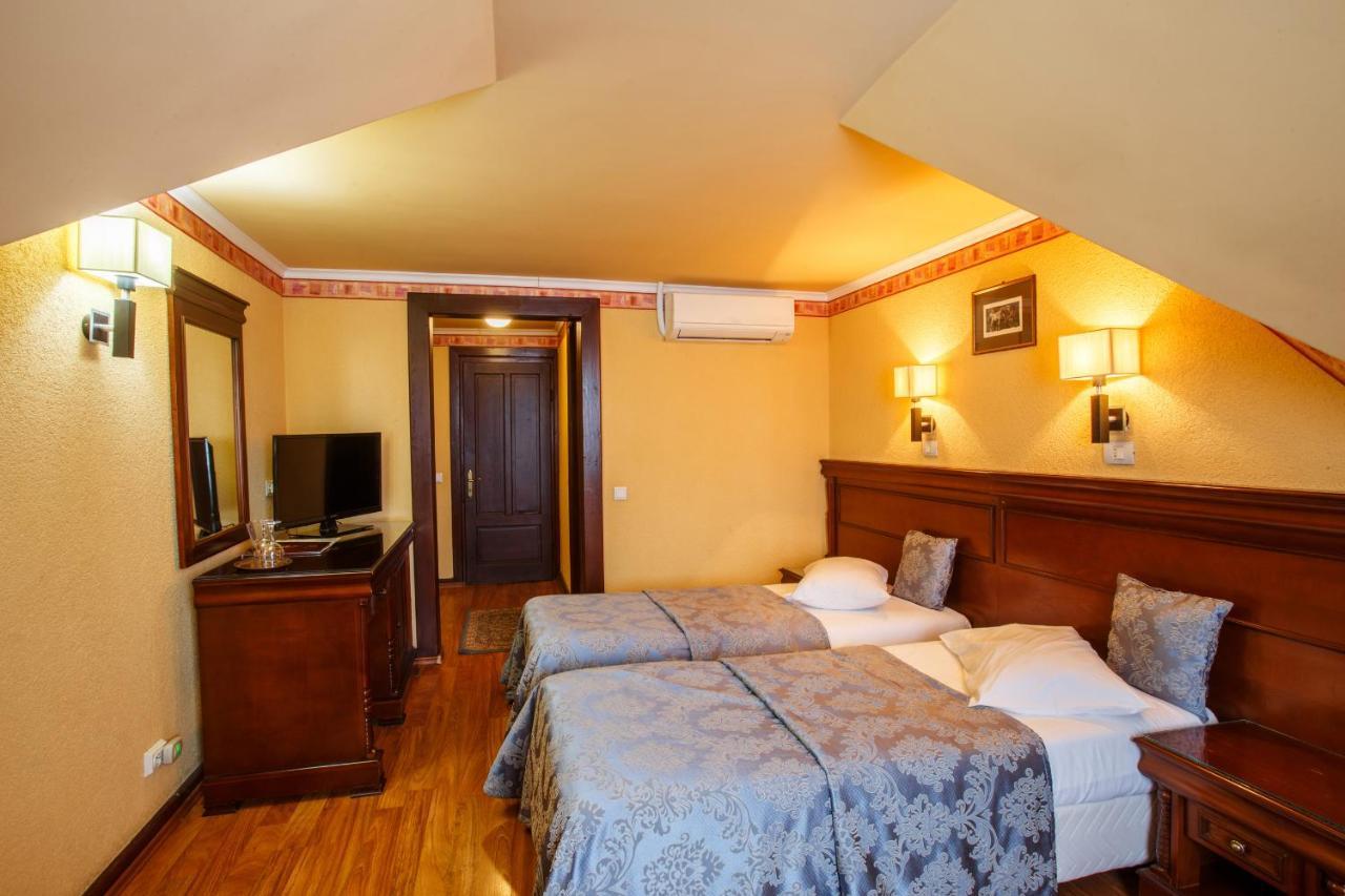 Domeniul Dracula Danes Hotell Exteriör bild