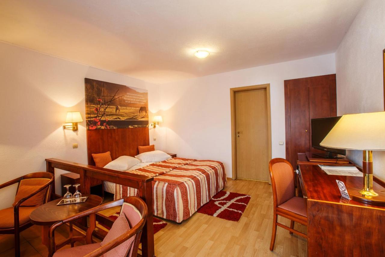 Domeniul Dracula Danes Hotell Exteriör bild