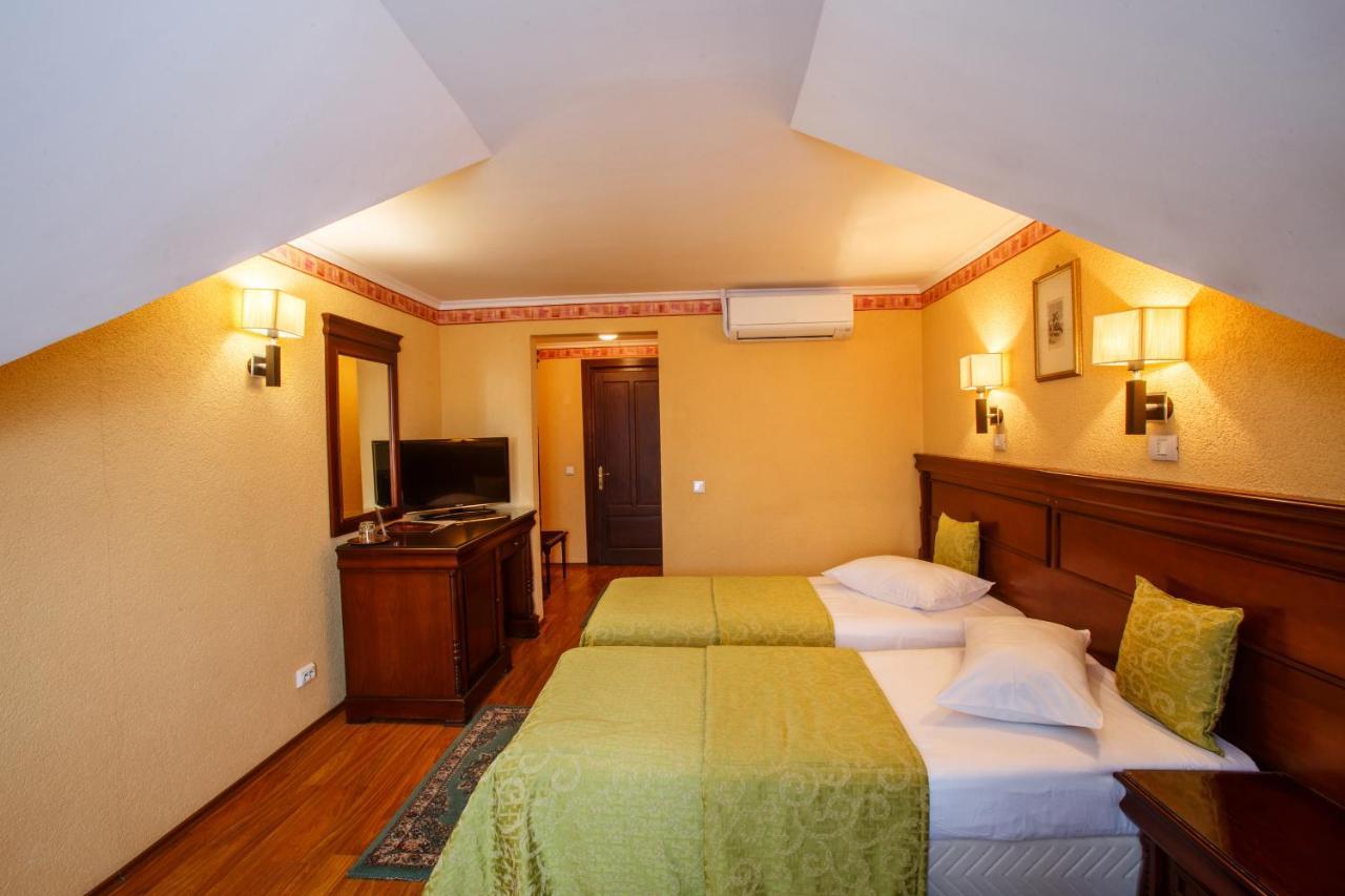 Domeniul Dracula Danes Hotell Exteriör bild