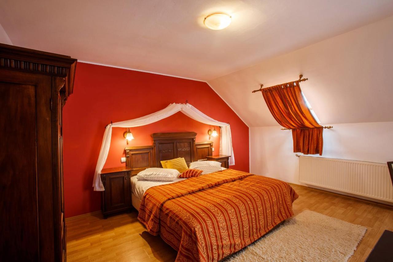 Domeniul Dracula Danes Hotell Exteriör bild