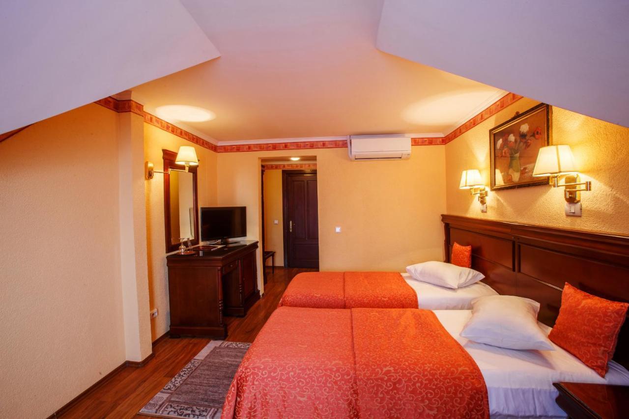 Domeniul Dracula Danes Hotell Exteriör bild