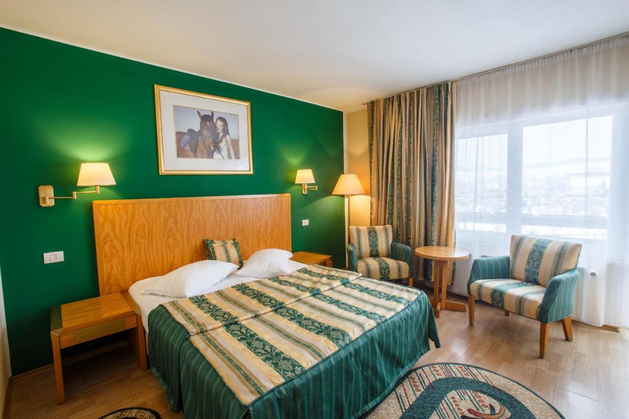 Domeniul Dracula Danes Hotell Exteriör bild