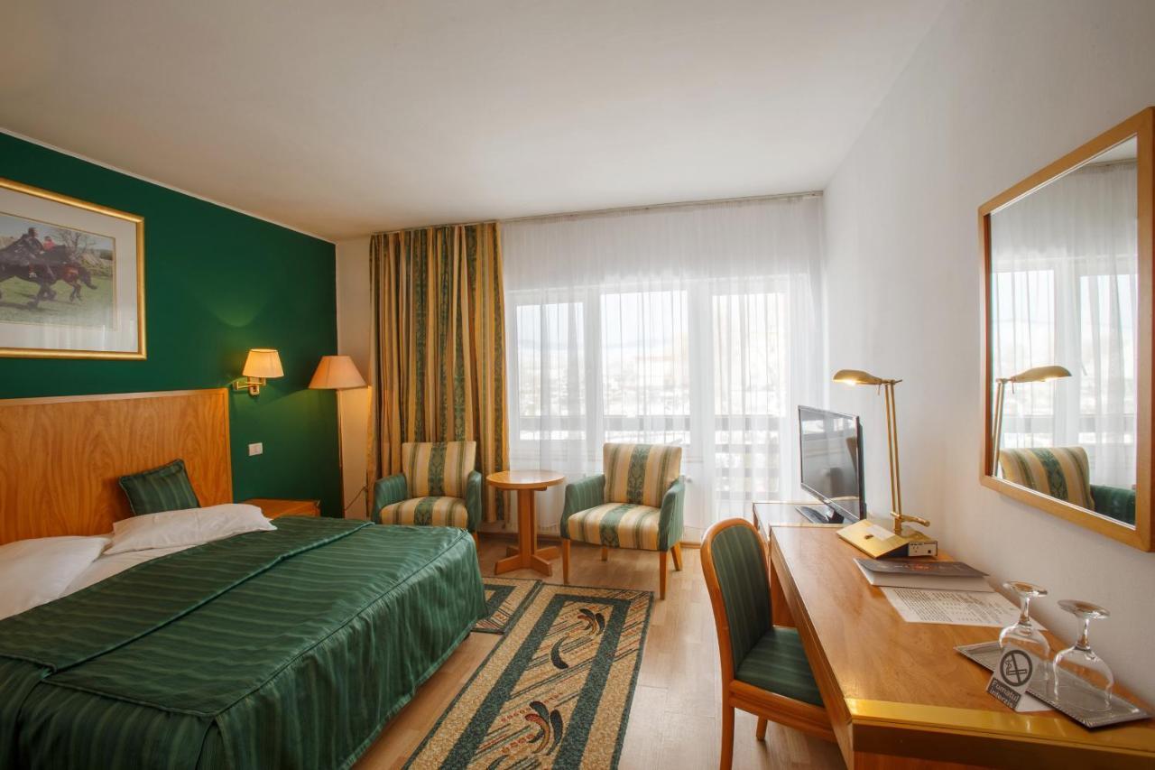 Domeniul Dracula Danes Hotell Exteriör bild