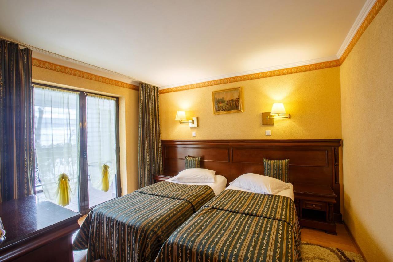 Domeniul Dracula Danes Hotell Exteriör bild
