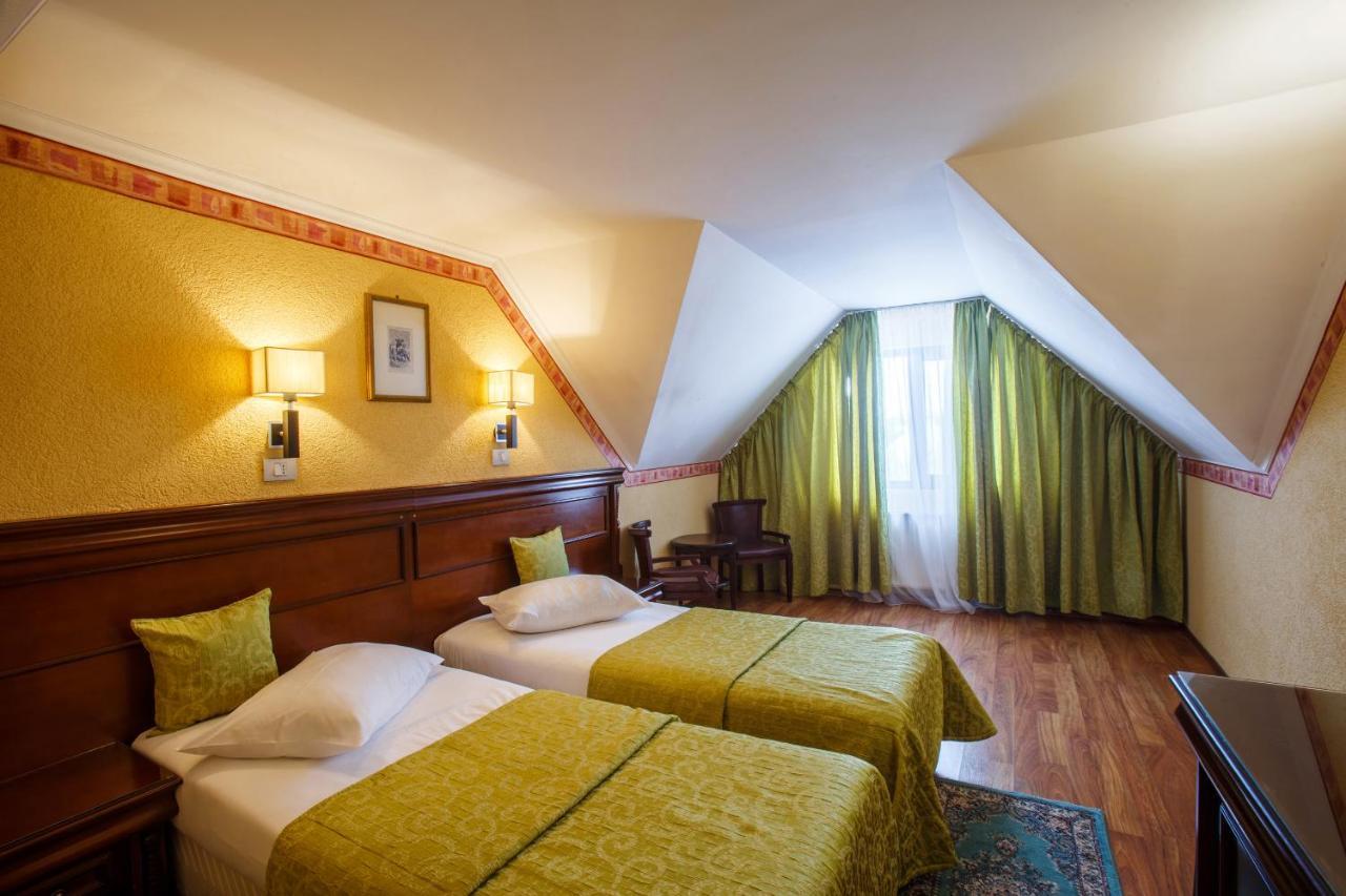 Domeniul Dracula Danes Hotell Exteriör bild