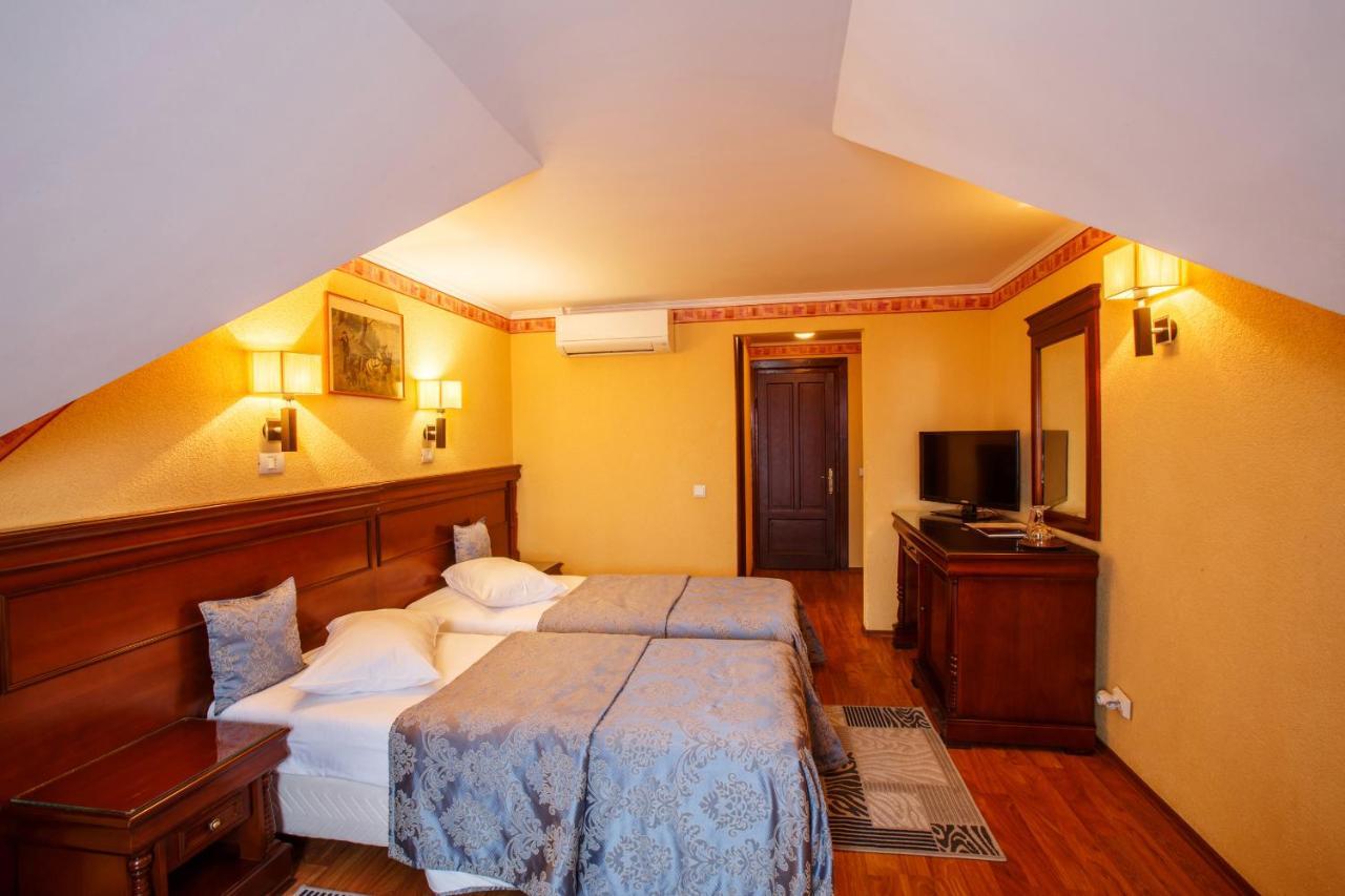 Domeniul Dracula Danes Hotell Exteriör bild
