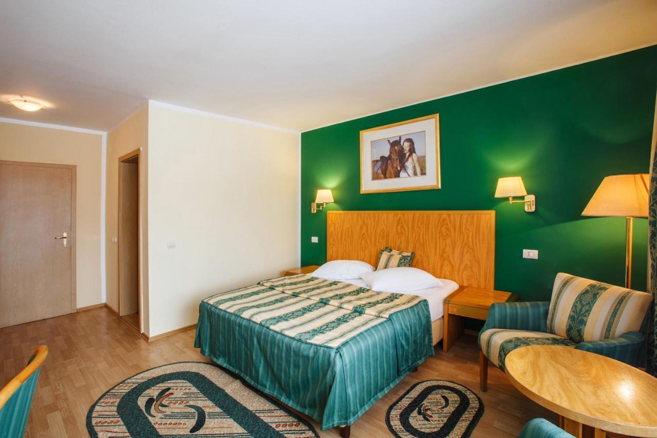 Domeniul Dracula Danes Hotell Exteriör bild
