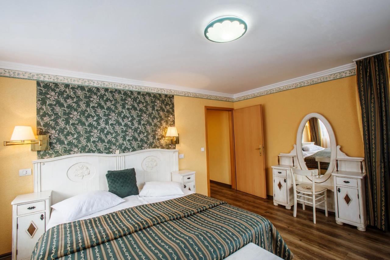 Domeniul Dracula Danes Hotell Exteriör bild